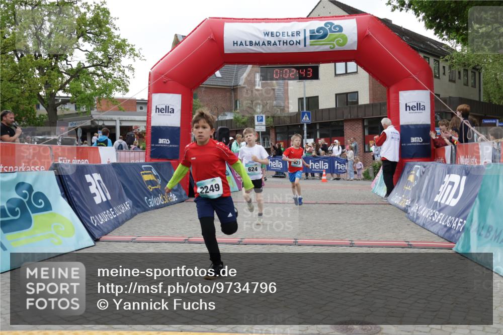 10.05.2026 - 8. Wedeler Halbmarathon Yannick Fuchs http://msf.ph/oto/9734796 10.05.2026 12:47:39 Ziel 623, 624, 2093, 2249 meine-sportfotos.de