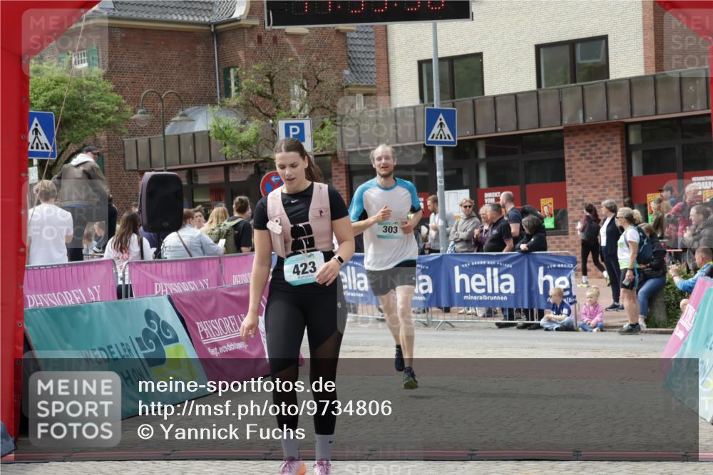 10.05.2026 - 8. Wedeler Halbmarathon Yannick Fuchs http://msf.ph/oto/9734806 10.05.2026 11:53:54 Ziel 303, 423, 2102 meine-sportfotos.de