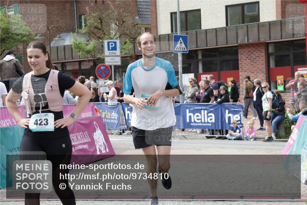 10.05.2026 - 8. Wedeler Halbmarathon Yannick Fuchs http://msf.ph/oto/9734810 10.05.2026 11:53:56 Ziel 76, 303, 423, 2102 meine-sportfotos.de