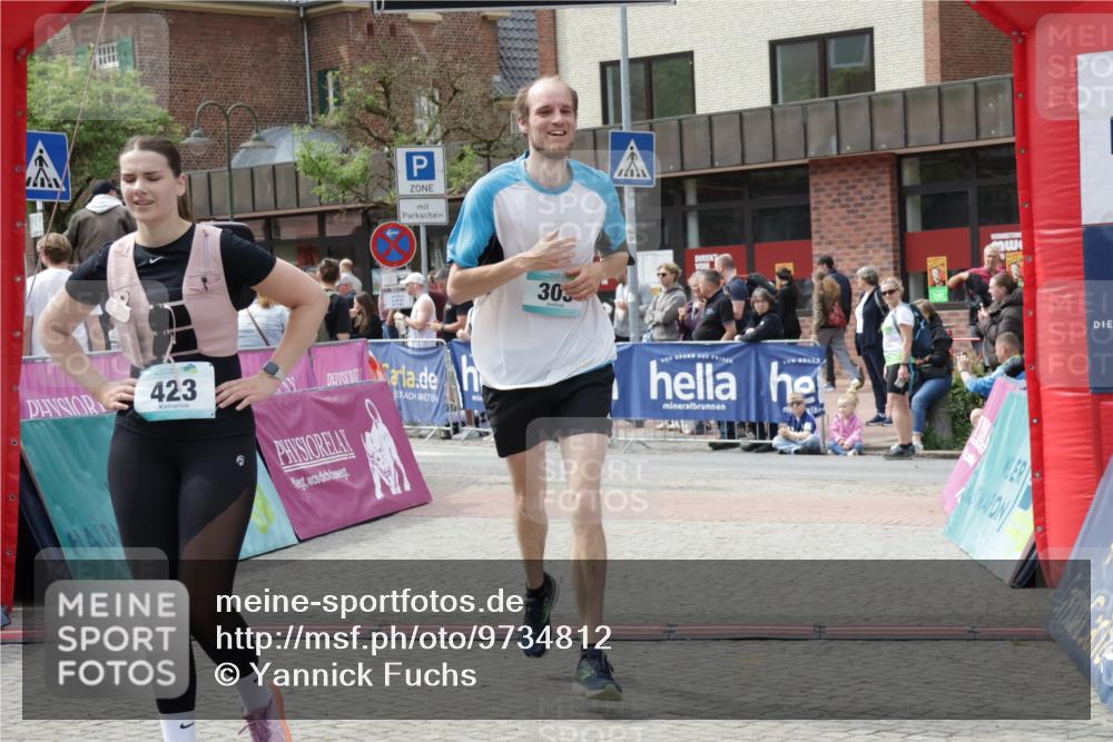 10.05.2026 - 8. Wedeler Halbmarathon Yannick Fuchs http://msf.ph/oto/9734812 10.05.2026 11:53:56 Ziel 76, 303, 423, 2102 meine-sportfotos.de