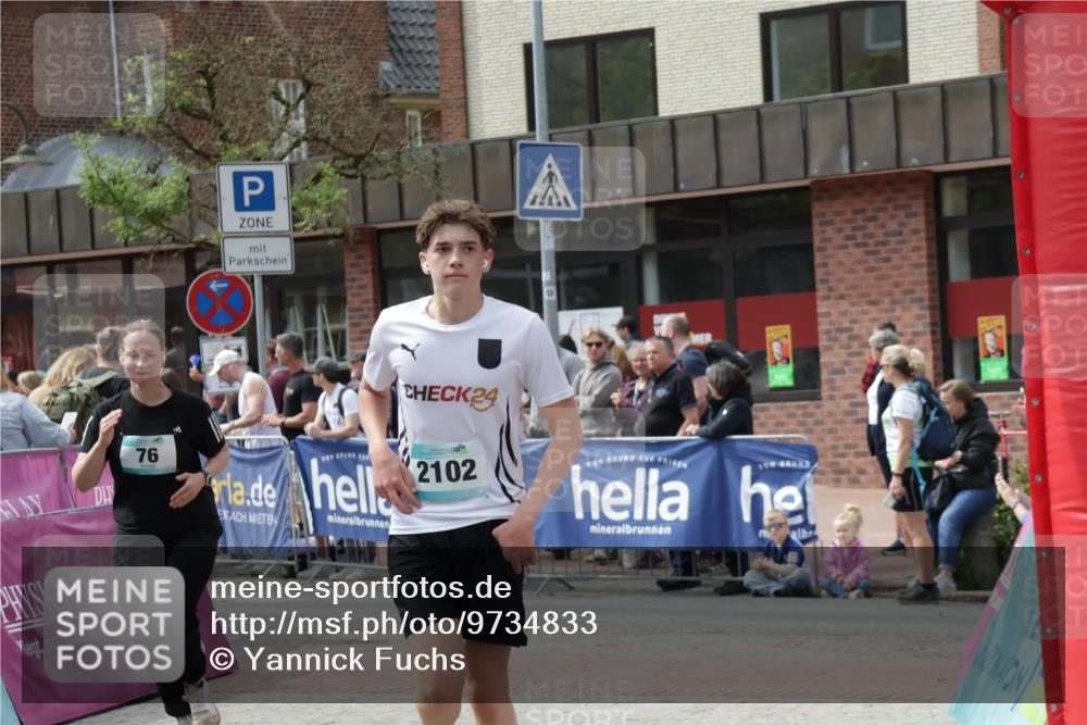 10.05.2026 - 8. Wedeler Halbmarathon Yannick Fuchs http://msf.ph/oto/9734833 10.05.2026 11:53:59 Ziel 76, 303, 423, 2102 meine-sportfotos.de