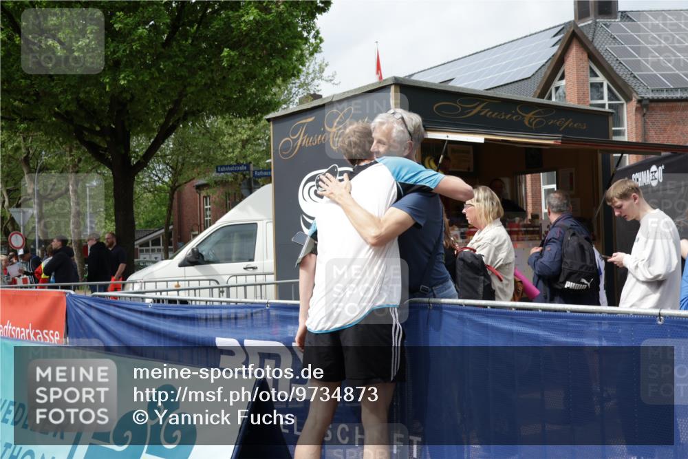10.05.2026 - 8. Wedeler Halbmarathon Yannick Fuchs http://msf.ph/oto/9734873 10.05.2026 11:54:06 Ziel 76, 843, 1014 meine-sportfotos.de