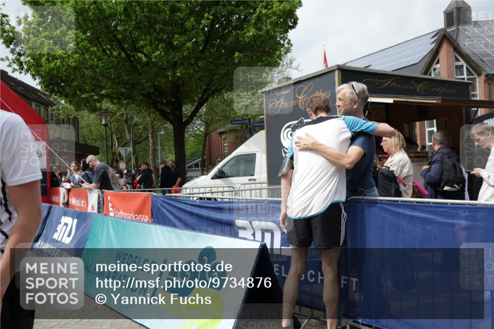 10.05.2026 - 8. Wedeler Halbmarathon Yannick Fuchs http://msf.ph/oto/9734876 10.05.2026 11:54:06 Ziel 76, 843, 1014 meine-sportfotos.de