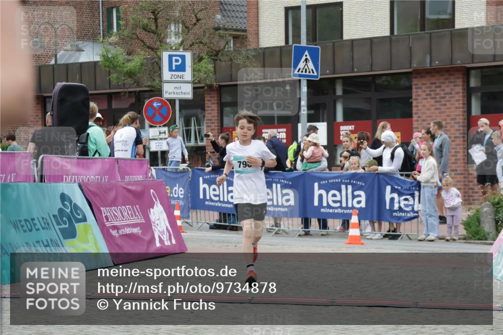 10.05.2026 - 8. Wedeler Halbmarathon Yannick Fuchs http://msf.ph/oto/9734878 10.05.2026 12:47:53 Ziel 796, 797, 2248 meine-sportfotos.de