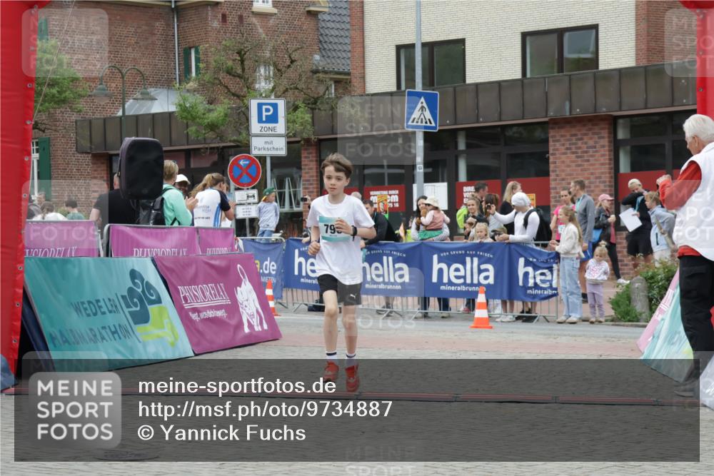 10.05.2026 - 8. Wedeler Halbmarathon Yannick Fuchs http://msf.ph/oto/9734887 10.05.2026 12:47:53 Ziel 796, 797, 2248 meine-sportfotos.de