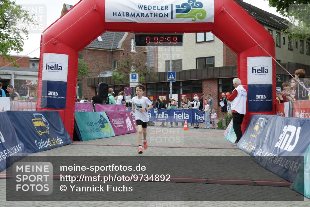 10.05.2026 - 8. Wedeler Halbmarathon Yannick Fuchs http://msf.ph/oto/9734892 10.05.2026 12:47:54 Ziel 796, 797, 2248 meine-sportfotos.de
