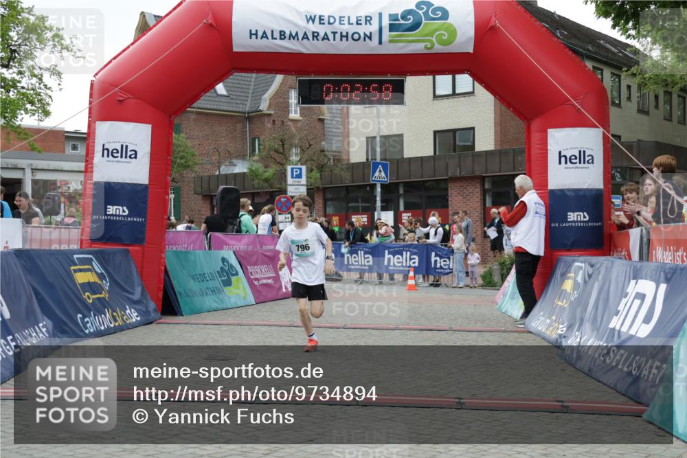 10.05.2026 - 8. Wedeler Halbmarathon Yannick Fuchs http://msf.ph/oto/9734894 10.05.2026 12:47:54 Ziel 796, 797, 2248 meine-sportfotos.de