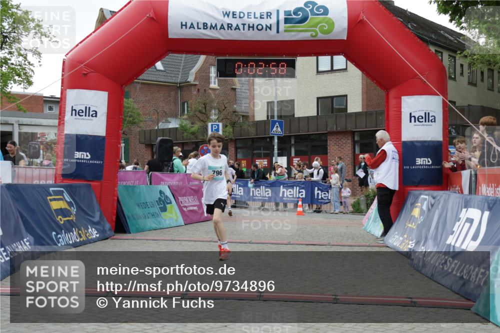 10.05.2026 - 8. Wedeler Halbmarathon Yannick Fuchs http://msf.ph/oto/9734896 10.05.2026 12:47:54 Ziel 796, 797, 2248 meine-sportfotos.de