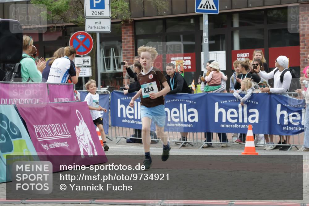 10.05.2026 - 8. Wedeler Halbmarathon Yannick Fuchs http://msf.ph/oto/9734921 10.05.2026 12:48:02 Ziel 795, 797, 824 meine-sportfotos.de