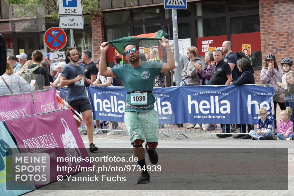 10.05.2026 - 8. Wedeler Halbmarathon Yannick Fuchs http://msf.ph/oto/9734939 10.05.2026 11:54:20 Ziel 5, 267, 1030 meine-sportfotos.de