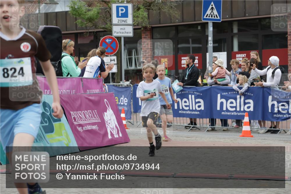 10.05.2026 - 8. Wedeler Halbmarathon Yannick Fuchs http://msf.ph/oto/9734944 10.05.2026 12:48:04 Ziel 795, 824, 2116 meine-sportfotos.de