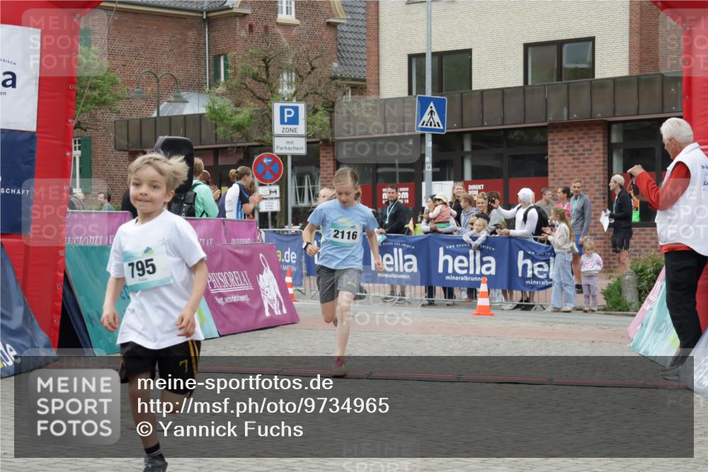 10.05.2026 - 8. Wedeler Halbmarathon Yannick Fuchs http://msf.ph/oto/9734965 10.05.2026 12:48:07 Ziel 408, 795, 824, 2116 meine-sportfotos.de