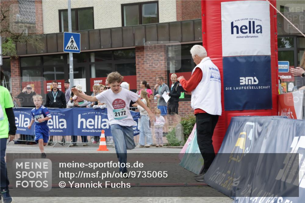 10.05.2026 - 8. Wedeler Halbmarathon Yannick Fuchs http://msf.ph/oto/9735065 10.05.2026 12:48:19 Ziel 607, 714, 2013, 2172 meine-sportfotos.de