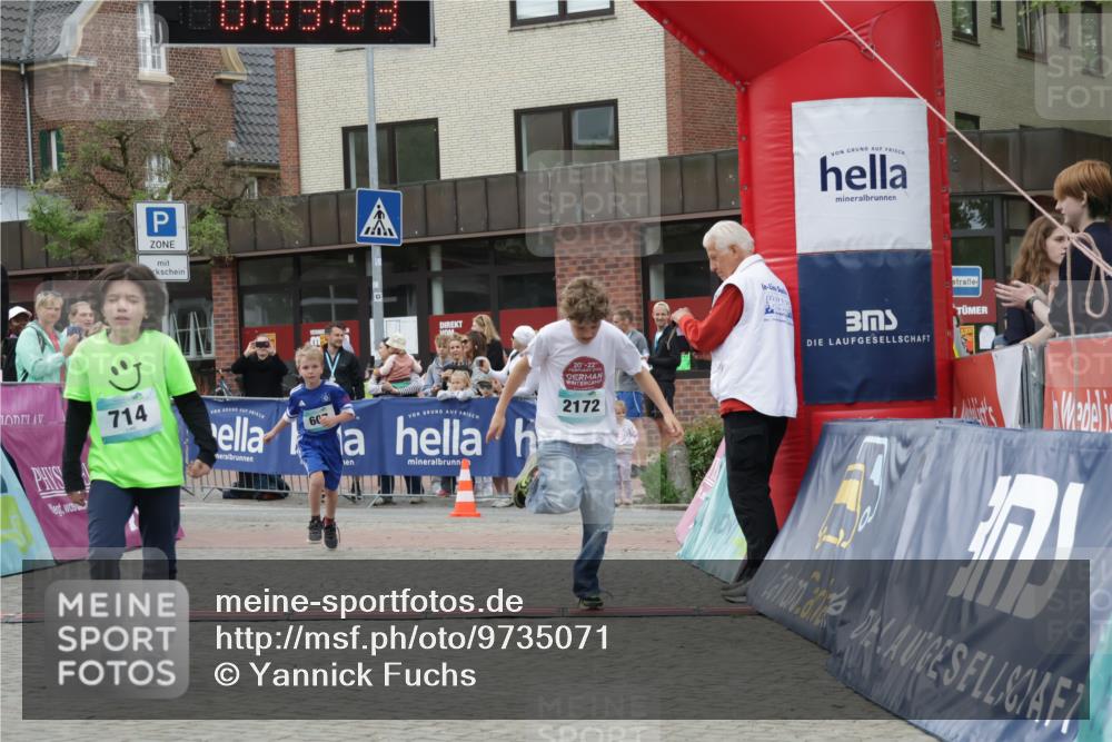 10.05.2026 - 8. Wedeler Halbmarathon Yannick Fuchs http://msf.ph/oto/9735071 10.05.2026 12:48:19 Ziel 607, 714, 2013, 2172 meine-sportfotos.de