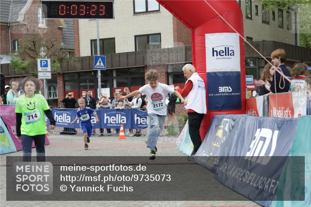 10.05.2026 - 8. Wedeler Halbmarathon Yannick Fuchs http://msf.ph/oto/9735073 10.05.2026 12:48:19 Ziel 607, 714, 2013, 2172 meine-sportfotos.de