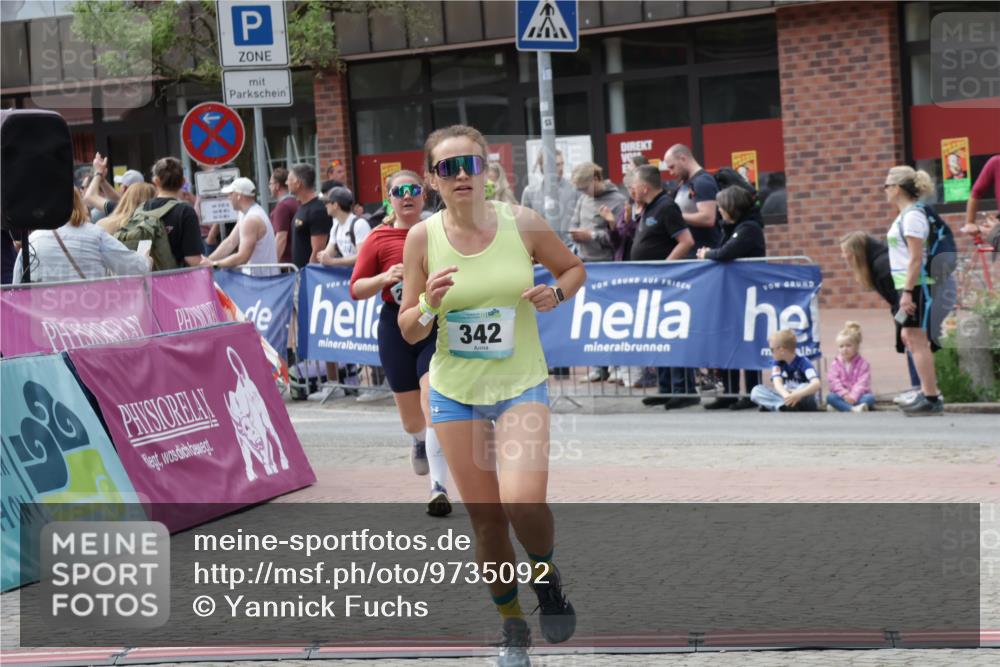 10.05.2026 - 8. Wedeler Halbmarathon Yannick Fuchs http://msf.ph/oto/9735092 10.05.2026 11:54:47 Ziel 96, 342, 2124 meine-sportfotos.de