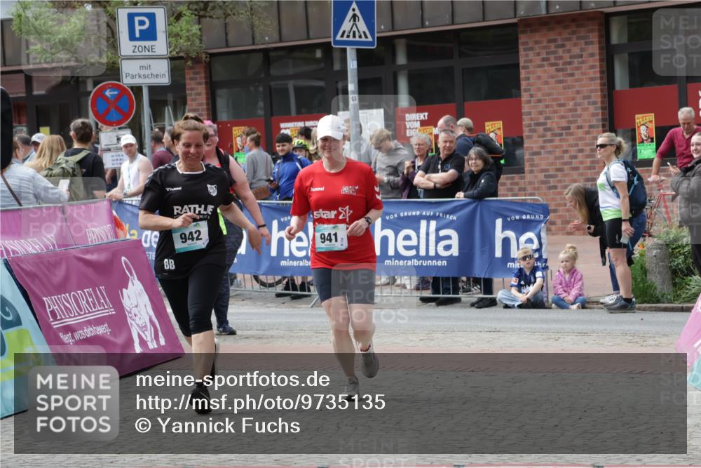 10.05.2026 - 8. Wedeler Halbmarathon Yannick Fuchs http://msf.ph/oto/9735135 10.05.2026 11:54:56 Ziel 941, 942 meine-sportfotos.de