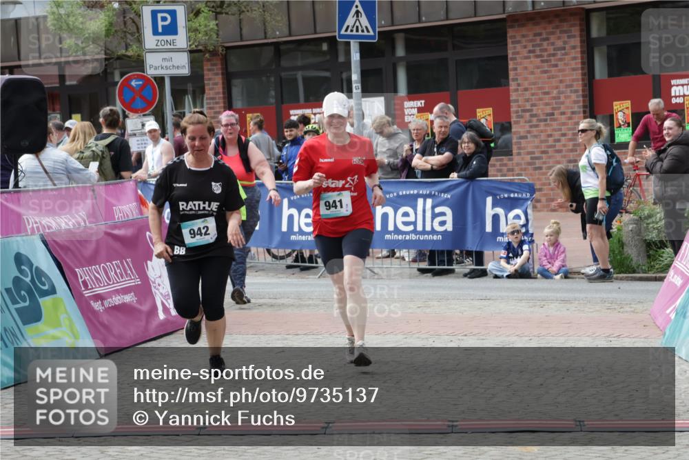 10.05.2026 - 8. Wedeler Halbmarathon Yannick Fuchs http://msf.ph/oto/9735137 10.05.2026 11:54:56 Ziel 941, 942 meine-sportfotos.de