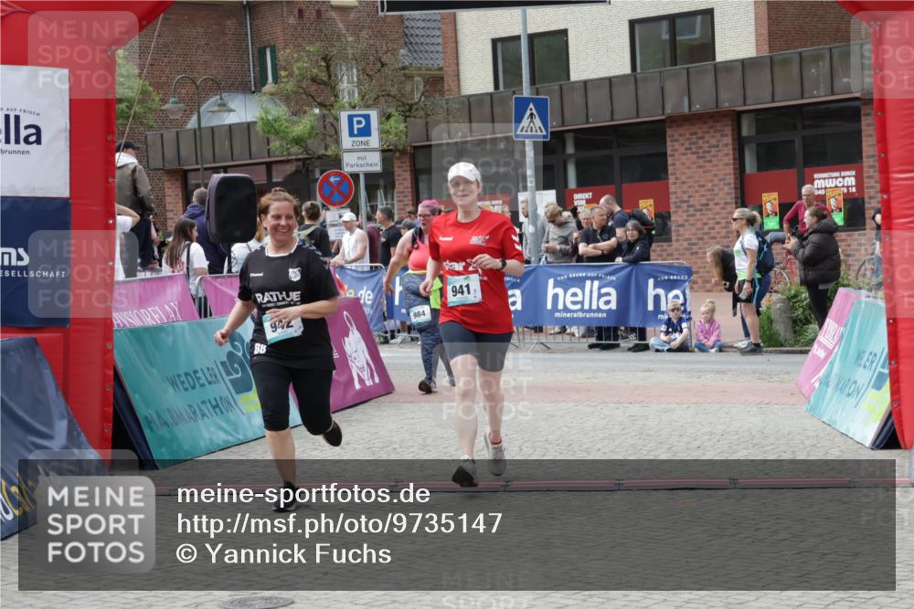 10.05.2026 - 8. Wedeler Halbmarathon Yannick Fuchs http://msf.ph/oto/9735147 10.05.2026 11:54:57 Ziel 941, 942 meine-sportfotos.de