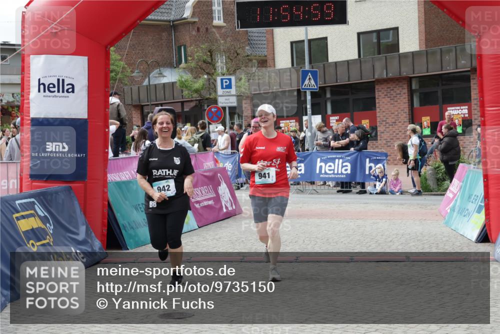10.05.2026 - 8. Wedeler Halbmarathon Yannick Fuchs http://msf.ph/oto/9735150 10.05.2026 11:54:58 Ziel 941, 942, 984 meine-sportfotos.de