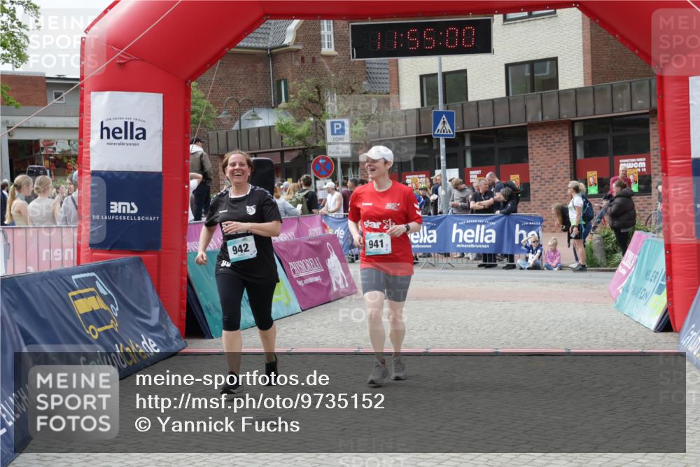 10.05.2026 - 8. Wedeler Halbmarathon Yannick Fuchs http://msf.ph/oto/9735152 10.05.2026 11:54:58 Ziel 941, 942, 984 meine-sportfotos.de