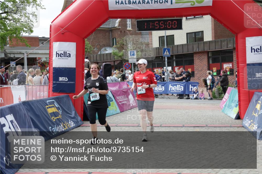 10.05.2026 - 8. Wedeler Halbmarathon Yannick Fuchs http://msf.ph/oto/9735154 10.05.2026 11:54:58 Ziel 941, 942, 984 meine-sportfotos.de