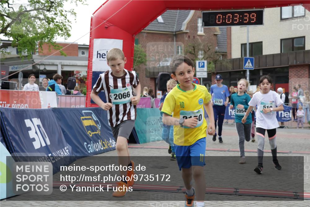10.05.2026 - 8. Wedeler Halbmarathon Yannick Fuchs http://msf.ph/oto/9735172 10.05.2026 12:48:35 Ziel 197, 519, 2054, 2063, 2066, 2110, 2150, 2170 meine-sportfotos.de