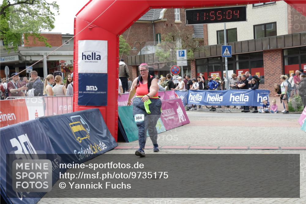 10.05.2026 - 8. Wedeler Halbmarathon Yannick Fuchs http://msf.ph/oto/9735175 10.05.2026 11:55:02 Ziel 941, 942, 984 meine-sportfotos.de