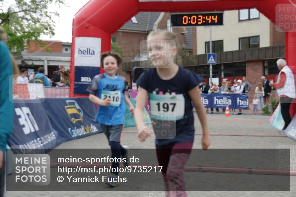 10.05.2026 - 8. Wedeler Halbmarathon Yannick Fuchs http://msf.ph/oto/9735217 10.05.2026 12:48:41 Ziel 148, 197, 825, 2054, 2063, 2110, 2111, 2170 meine-sportfotos.de