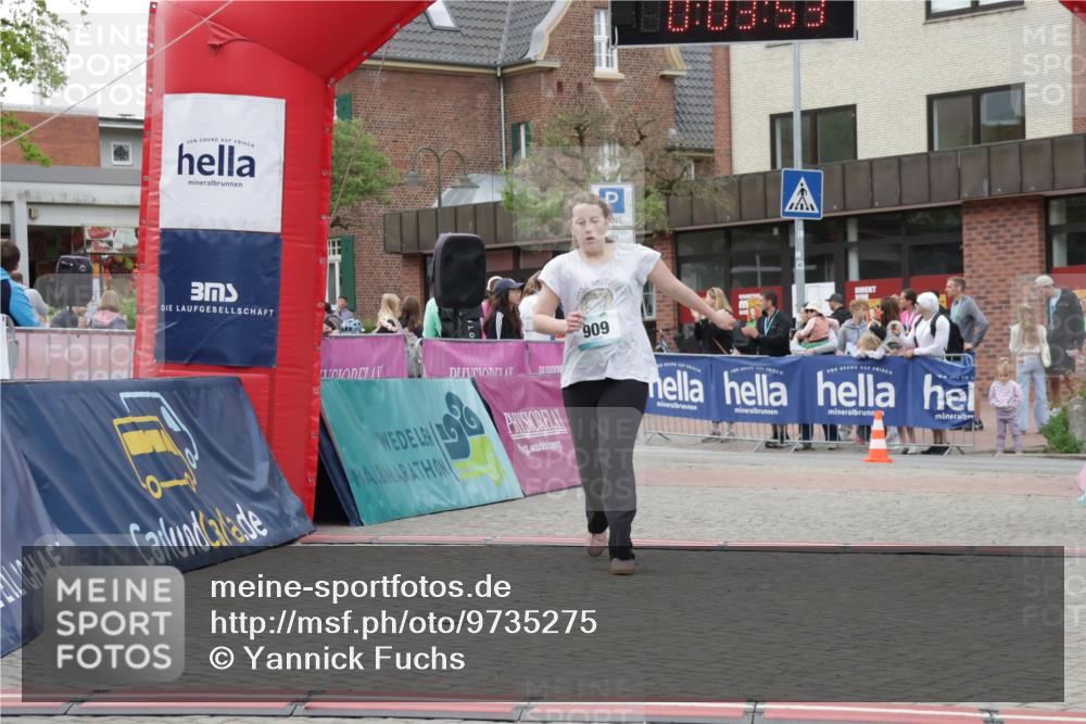 10.05.2026 - 8. Wedeler Halbmarathon Yannick Fuchs http://msf.ph/oto/9735275 10.05.2026 12:48:49 Ziel 825, 909, 2111 meine-sportfotos.de