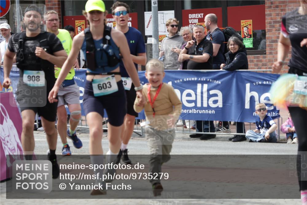 10.05.2026 - 8. Wedeler Halbmarathon Yannick Fuchs http://msf.ph/oto/9735279 10.05.2026 11:55:26 Ziel 25, 26, 603, 698, 767, 908 meine-sportfotos.de