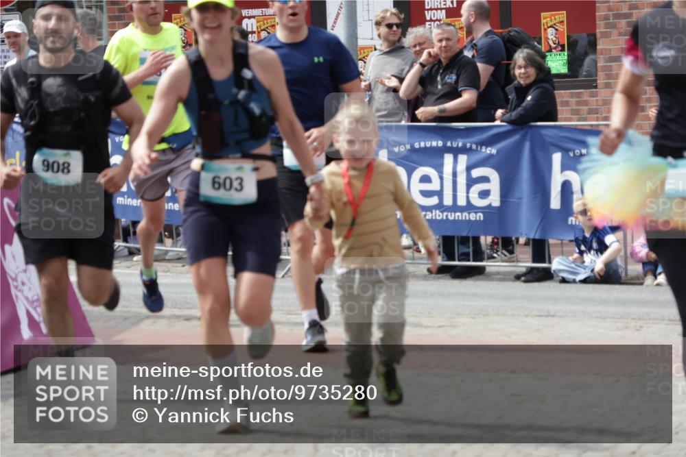 10.05.2026 - 8. Wedeler Halbmarathon Yannick Fuchs http://msf.ph/oto/9735280 10.05.2026 11:55:26 Ziel 25, 26, 603, 698, 767, 908 meine-sportfotos.de