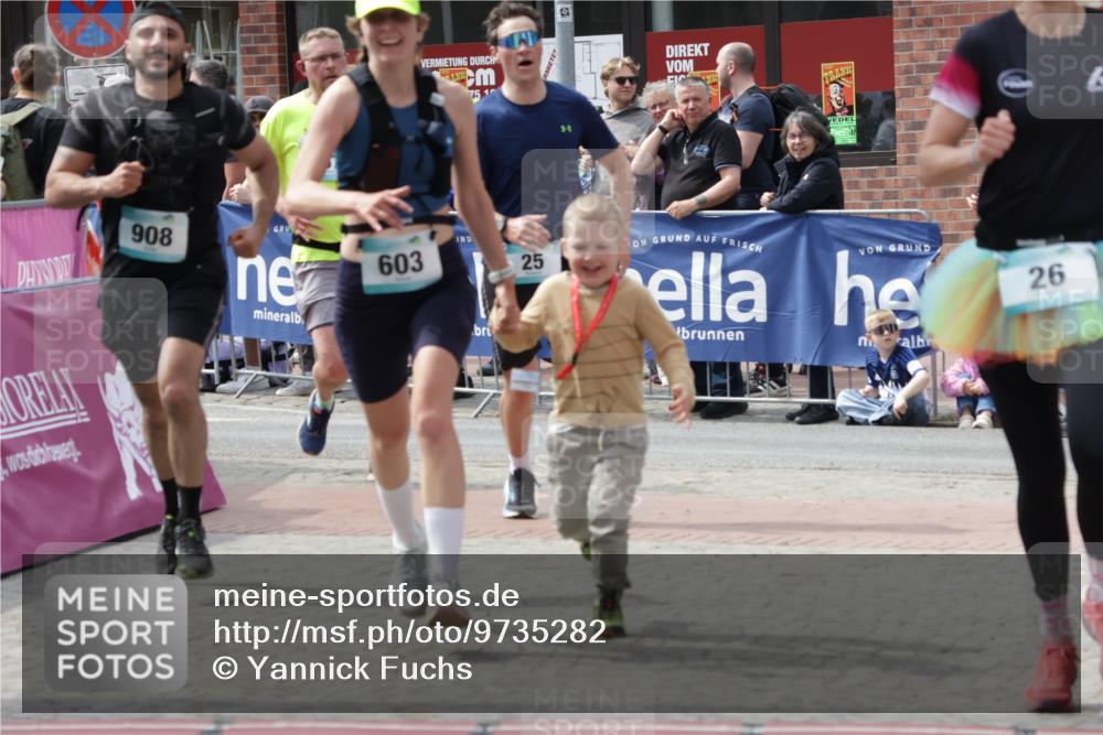 10.05.2026 - 8. Wedeler Halbmarathon Yannick Fuchs http://msf.ph/oto/9735282 10.05.2026 11:55:27 Ziel 25, 26, 603, 698, 767, 908 meine-sportfotos.de