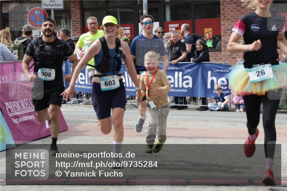 10.05.2026 - 8. Wedeler Halbmarathon Yannick Fuchs http://msf.ph/oto/9735284 10.05.2026 11:55:27 Ziel 25, 26, 603, 698, 767, 908 meine-sportfotos.de