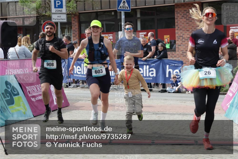 10.05.2026 - 8. Wedeler Halbmarathon Yannick Fuchs http://msf.ph/oto/9735287 10.05.2026 11:55:27 Ziel 25, 26, 603, 698, 767, 908 meine-sportfotos.de
