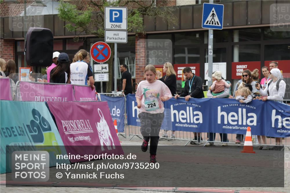 10.05.2026 - 8. Wedeler Halbmarathon Yannick Fuchs http://msf.ph/oto/9735290 10.05.2026 12:48:54 Ziel 724, 909 meine-sportfotos.de