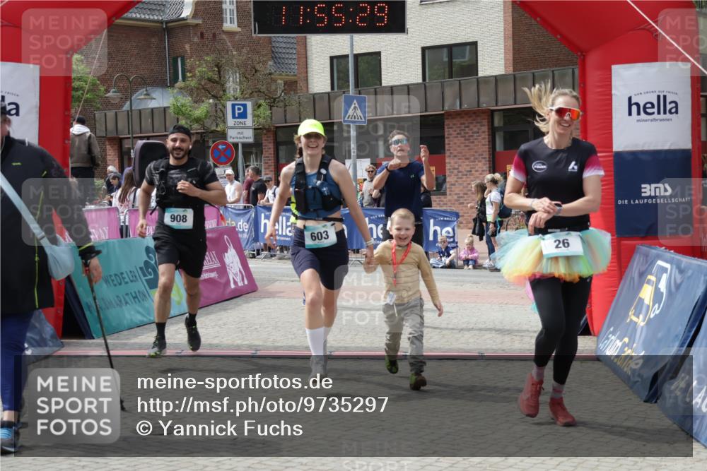 10.05.2026 - 8. Wedeler Halbmarathon Yannick Fuchs http://msf.ph/oto/9735297 10.05.2026 11:55:28 Ziel 25, 26, 603, 698, 767, 908 meine-sportfotos.de