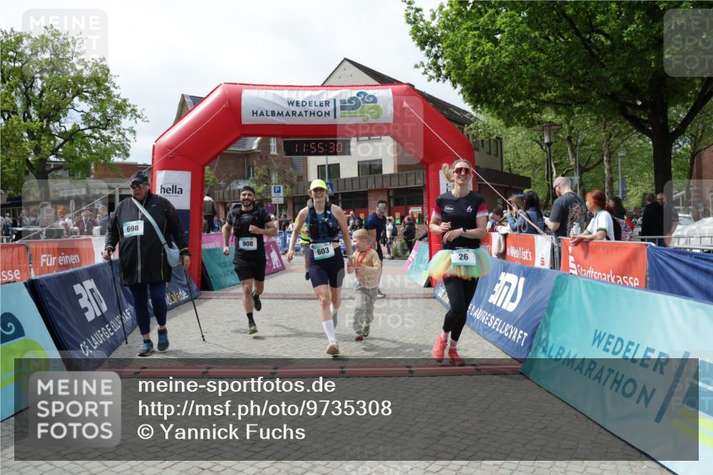 10.05.2026 - 8. Wedeler Halbmarathon Yannick Fuchs http://msf.ph/oto/9735308 10.05.2026 11:55:28 Ziel 25, 26, 603, 698, 767, 908 meine-sportfotos.de