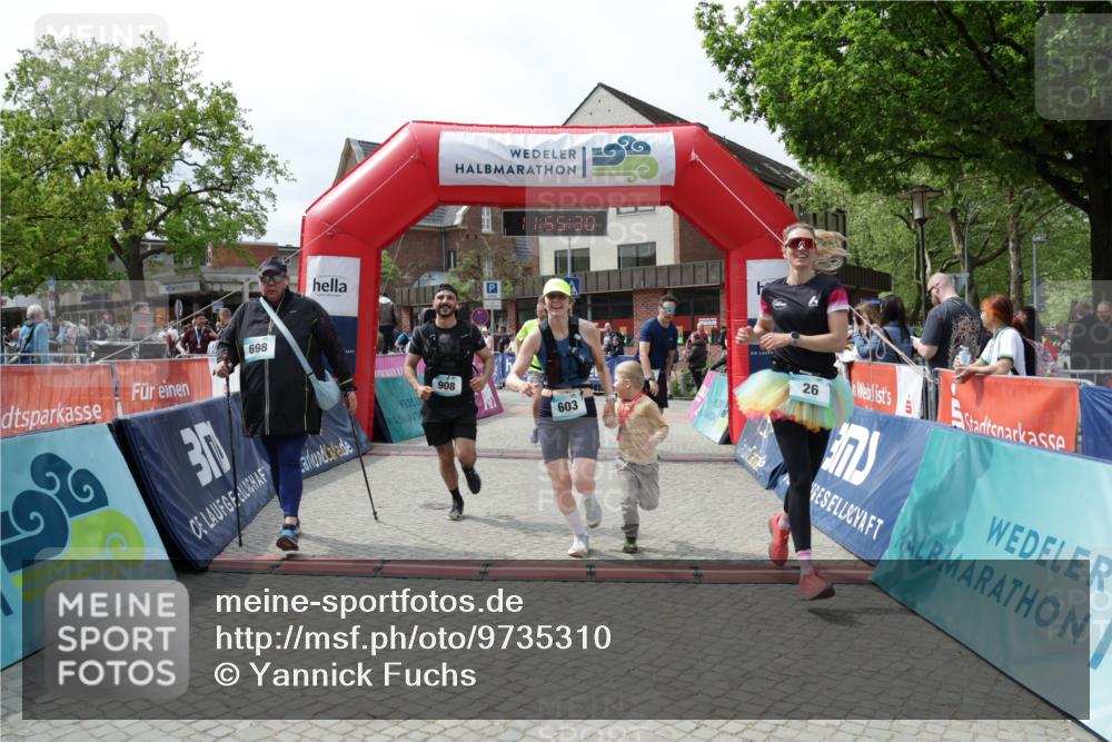 10.05.2026 - 8. Wedeler Halbmarathon Yannick Fuchs http://msf.ph/oto/9735310 10.05.2026 11:55:29 Ziel 25, 26, 603, 698, 767, 908, 987 meine-sportfotos.de