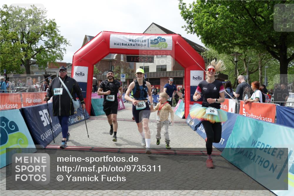 10.05.2026 - 8. Wedeler Halbmarathon Yannick Fuchs http://msf.ph/oto/9735311 10.05.2026 11:55:29 Ziel 25, 26, 603, 698, 767, 908, 987 meine-sportfotos.de