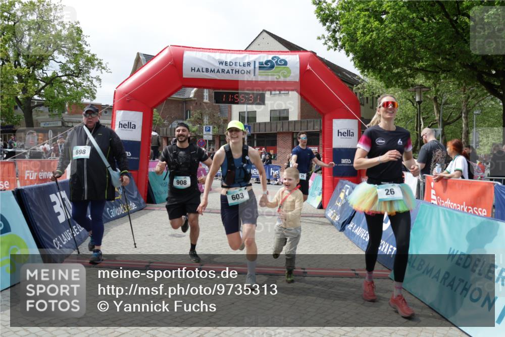 10.05.2026 - 8. Wedeler Halbmarathon Yannick Fuchs http://msf.ph/oto/9735313 10.05.2026 11:55:29 Ziel 25, 26, 603, 698, 767, 908, 987 meine-sportfotos.de