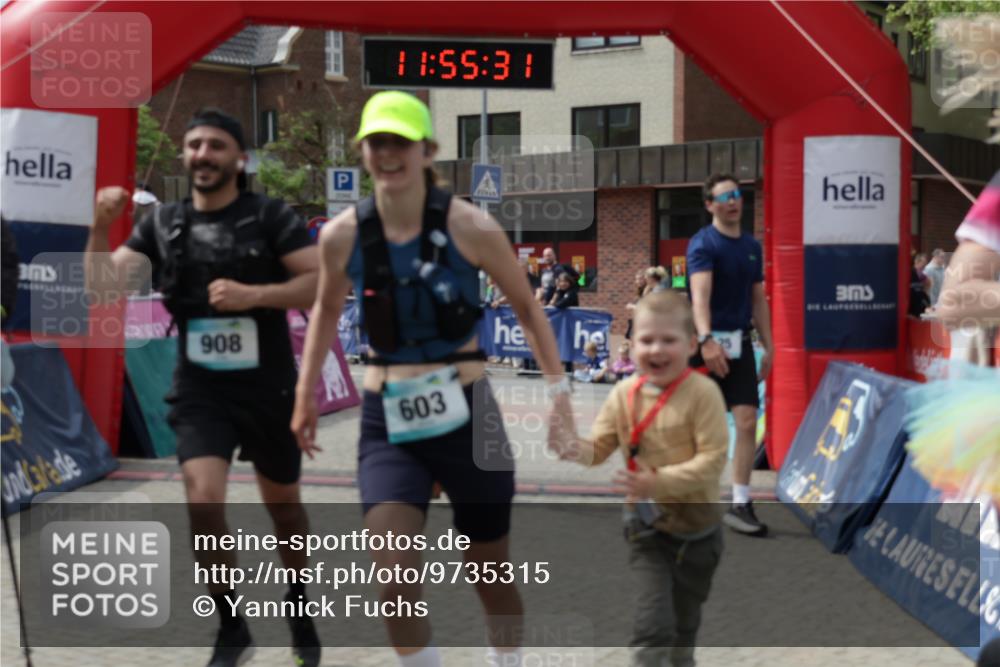 10.05.2026 - 8. Wedeler Halbmarathon Yannick Fuchs http://msf.ph/oto/9735315 10.05.2026 11:55:29 Ziel 25, 26, 603, 698, 767, 908, 987 meine-sportfotos.de