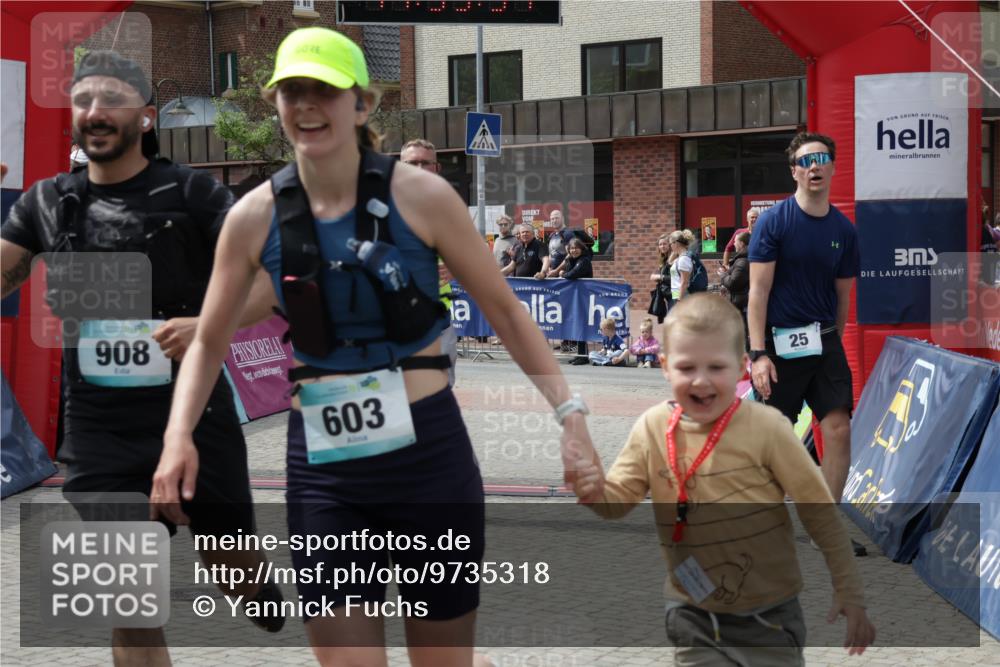 10.05.2026 - 8. Wedeler Halbmarathon Yannick Fuchs http://msf.ph/oto/9735318 10.05.2026 11:55:29 Ziel 25, 26, 603, 698, 767, 908, 987 meine-sportfotos.de