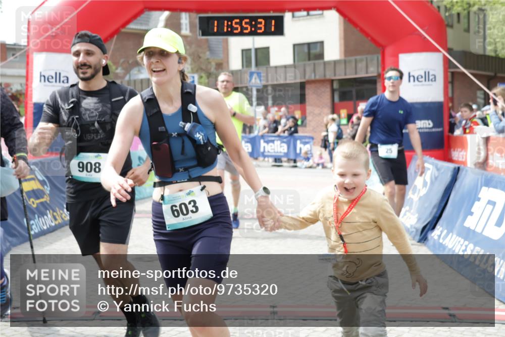 10.05.2026 - 8. Wedeler Halbmarathon Yannick Fuchs http://msf.ph/oto/9735320 10.05.2026 11:55:29 Ziel 25, 26, 603, 698, 767, 908, 987 meine-sportfotos.de