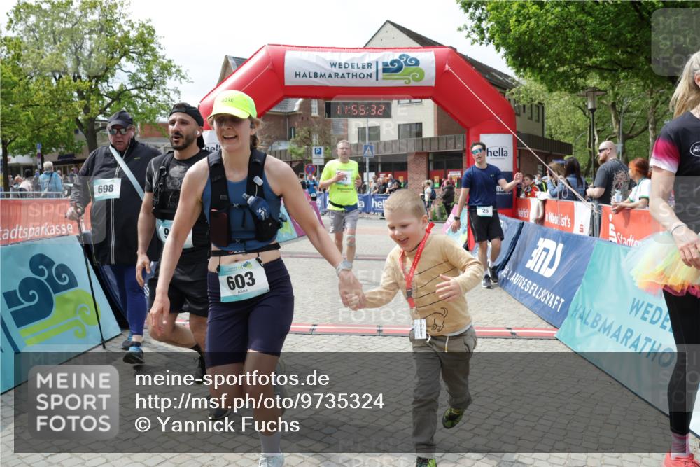 10.05.2026 - 8. Wedeler Halbmarathon Yannick Fuchs http://msf.ph/oto/9735324 10.05.2026 11:55:30 Ziel 25, 26, 603, 698, 767, 908, 987 meine-sportfotos.de