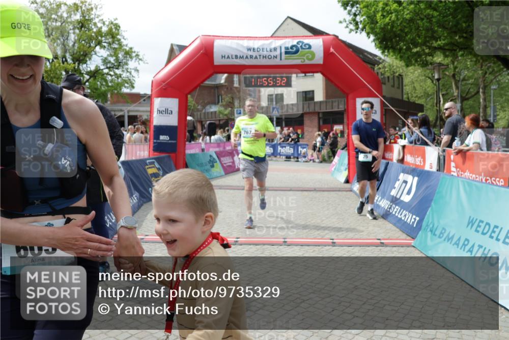 10.05.2026 - 8. Wedeler Halbmarathon Yannick Fuchs http://msf.ph/oto/9735329 10.05.2026 11:55:30 Ziel 25, 26, 603, 698, 767, 908, 987 meine-sportfotos.de