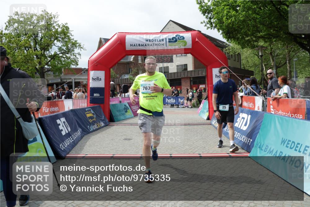 10.05.2026 - 8. Wedeler Halbmarathon Yannick Fuchs http://msf.ph/oto/9735335 10.05.2026 11:55:31 Ziel 25, 26, 603, 698, 767, 908, 987 meine-sportfotos.de