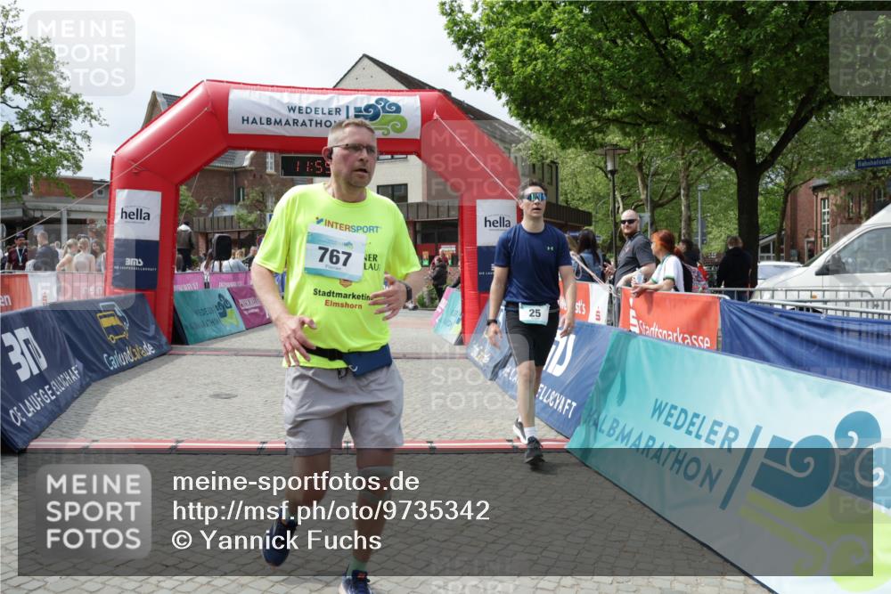 10.05.2026 - 8. Wedeler Halbmarathon Yannick Fuchs http://msf.ph/oto/9735342 10.05.2026 11:55:31 Ziel 25, 26, 603, 698, 767, 908, 987 meine-sportfotos.de
