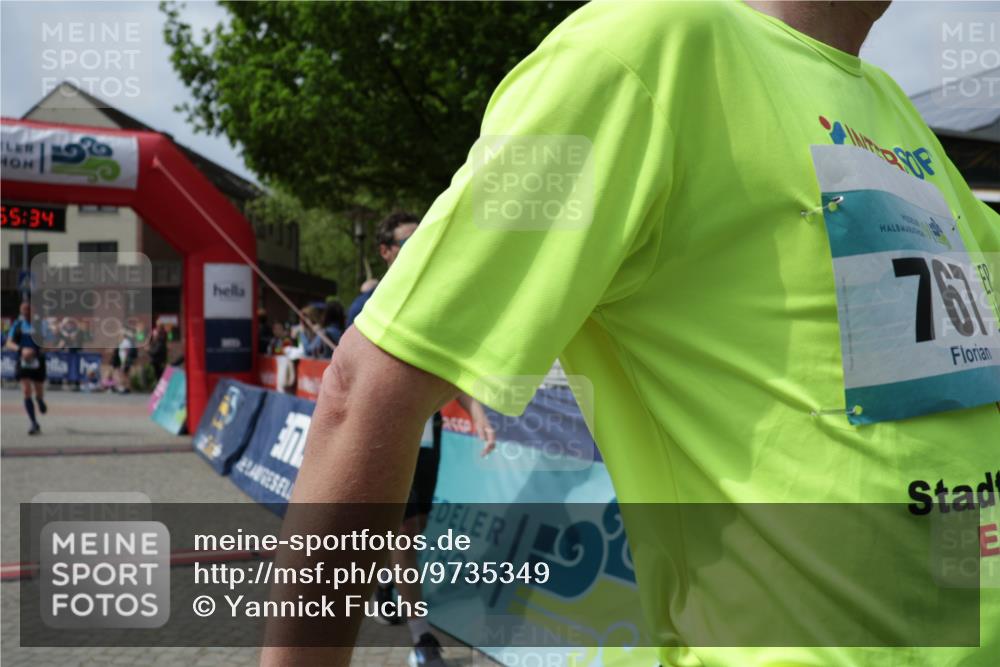 10.05.2026 - 8. Wedeler Halbmarathon Yannick Fuchs http://msf.ph/oto/9735349 10.05.2026 11:55:33 Ziel 25, 26, 603, 767, 908, 987 meine-sportfotos.de