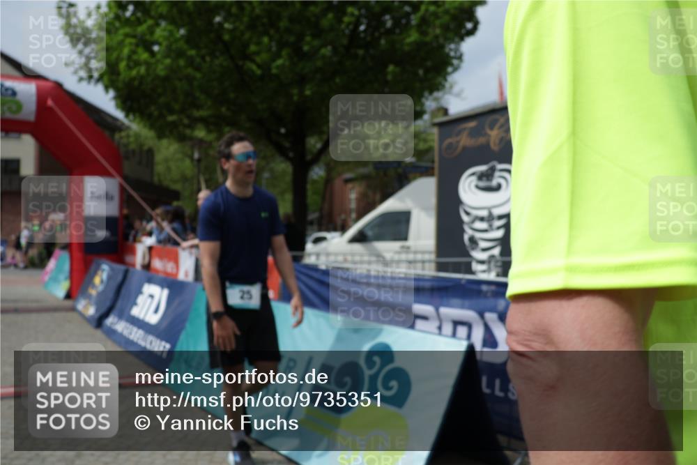 10.05.2026 - 8. Wedeler Halbmarathon Yannick Fuchs http://msf.ph/oto/9735351 10.05.2026 11:55:33 Ziel 25, 26, 603, 767, 908, 987 meine-sportfotos.de